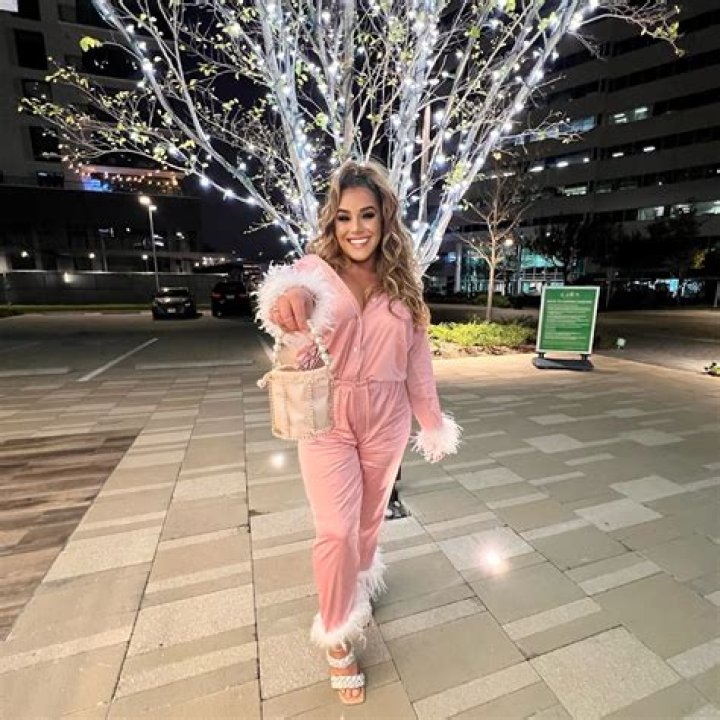 Discover Nicole: An Extraordinary Travel Influencer