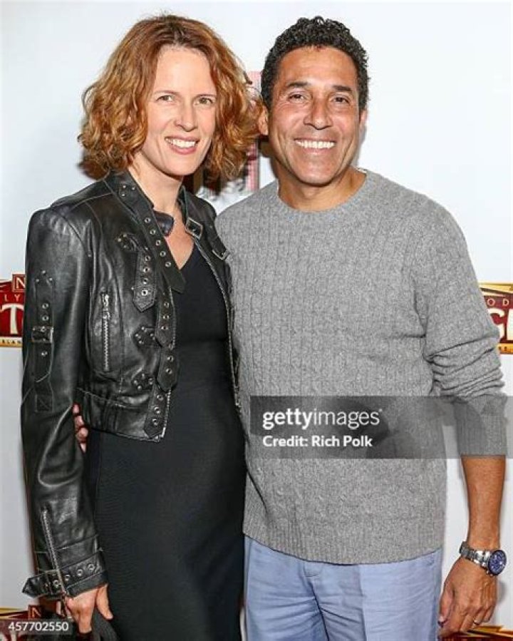 Who Is Oscar Nunez Married To? - A Look At His Spouse