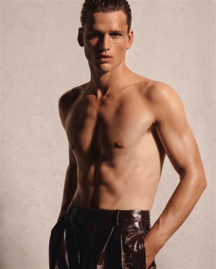 Simon Nessman Instagram Model: Body, Gf &amp; Net Worth